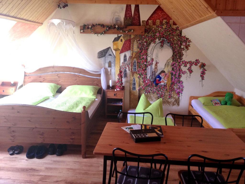 Gaestezimmer Am Maerchenbrunnen دريسدن الغرفة الصورة